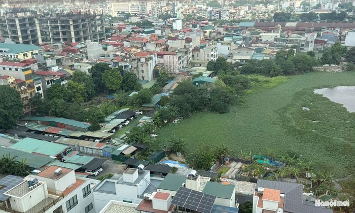 Nhà xưởng, bãi xe mọc lên sát sát quanh hồ Đầm Đỗi. Ảnh: Vân Nhi