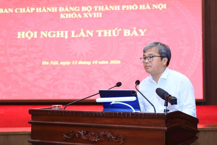 Phó Chủ tịch UBND thành phố Hà Nội Trương Việt Dũng trình bày báo cáo tại hội nghị. Ảnh: Quang Thái