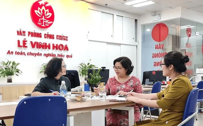 Trưởng Văn phòng công chứng Lê Vinh Hoa – Lê Thị Vinh Hoa đang làm việc với khách hàng đến làm thủ tục công chứng. Ảnh: PV