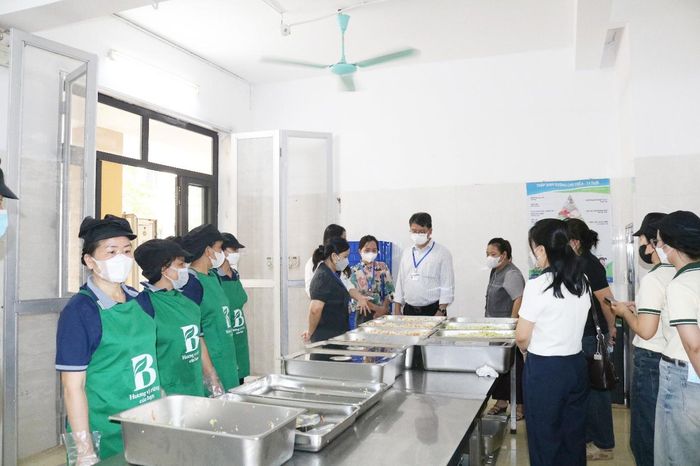 Xã Quảng Bị tăng cường giám sát công tác tổ chức bữa ăn bán trú trường học. Ảnh: CTV