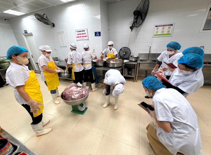Đoàn kiểm tra liên ngành thành phố kiểm tra công tác tổ chức bán trú tại phường Khương Đình. Ảnh: CTV
