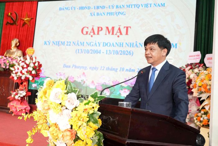 Chủ tịch UBND xã Đan Phượng Nguyễn Viết Đạt phát biểu tại hội nghị. Ảnh: Nga Nguyễn
