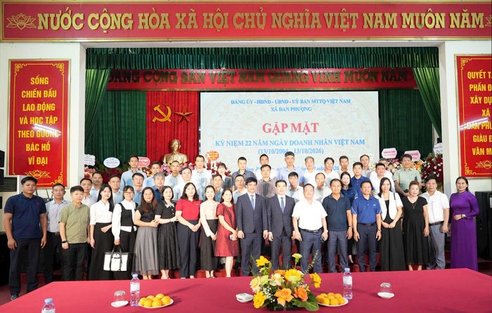 Lãnh đạo xã Đan Phượng chụp ảnh lưu niệm cùng các doanh nghiệp, doanh nhân. Ảnh: Nga Nguyễn