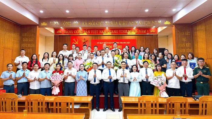 Lãnh đạo phường chụp ảnh lưu niệm. Ảnh: PV