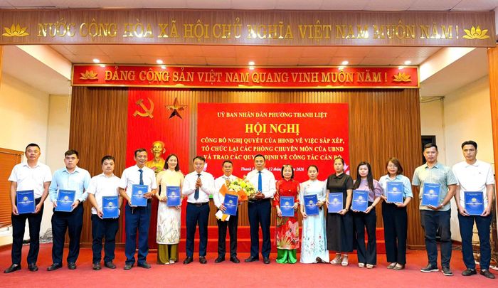 Lãnh đạo phường trao các quyết định bổ nhiệm cho các lãnh đạo Phòng Hạ tầng - Đô thị và Môi trường. Ảnh: PV