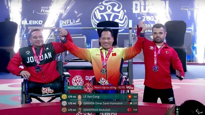 Lực sĩ Lê Văn Công (giữa) là niềm hy vọng vàng của Đoàn Thể thao người khuyết tật Việt Nam. Ảnh: IPC