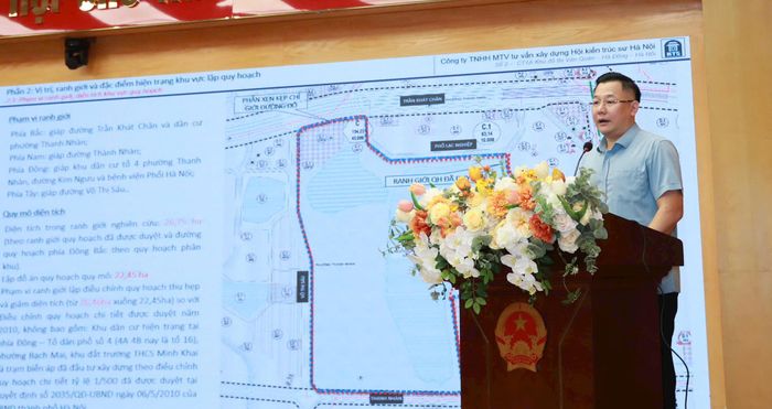 Quang cảnh Hội nghị lấy ý kiến đối với công tác “Lập điều chỉnh tổng thể Quy hoạch chi tiết tỷ lệ 1/500 Công viên Võ Thị Sáu” tại phường Bạch Mai. Ảnh: Linh Chi