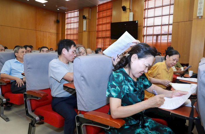 Đại diện người dân các tổ dân phố ghi ý kiến, cơ bản đồng tình với việc lập điều chỉnh tổng thể Quy hoạch Công viên Võ Thị Sáu. Ảnh: Linh Chi
