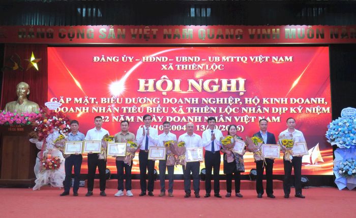 Biểu dương các doanh nhân tiêu biểu. Ảnh: PV
