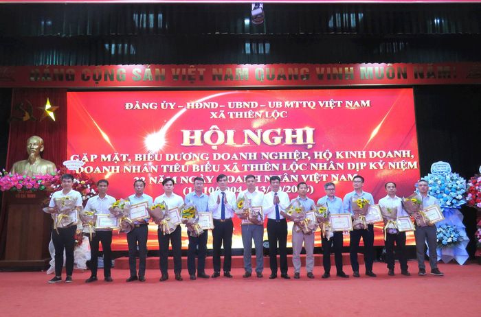 Biểu dương các doanh nghiệp, hộ kinh doanh tiêu biểu. Ảnh: PV