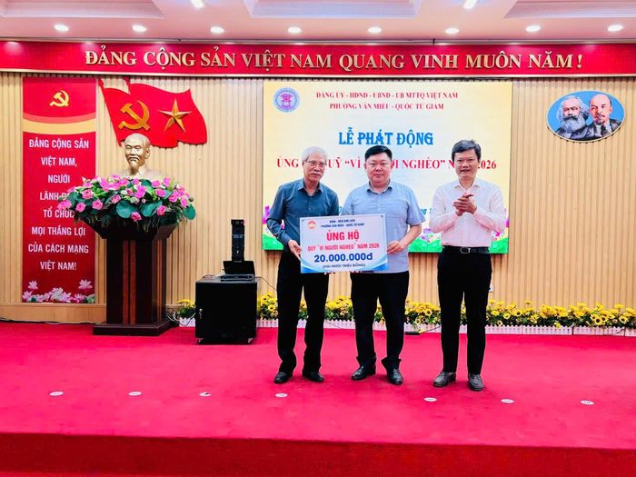 Đại diện Ban Quản lý di tích Đình - Đền Kim Liên trao ủng hộ tại chương trình. Ảnh: Vân Hà