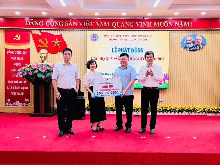Đại diện doanh nghiệp trên địa bàn trao ủng hộ Quỹ "Vì người nghèo" phường. Ảnh: Vân Hà