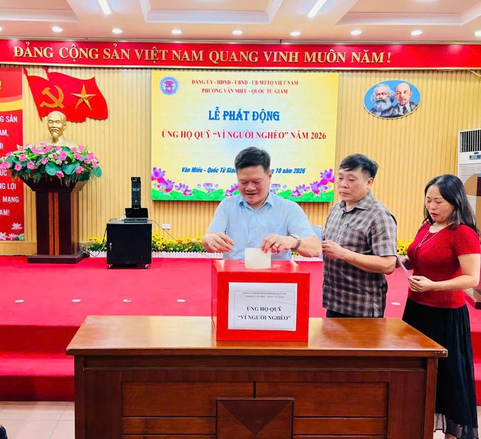 Đại diện cơ quan, đơn vị hưởng ứng lễ phát động ủng hộ Quỹ "Vì người nghèo" phường năm 2026. Ảnh: Vân Hà