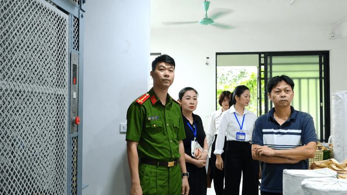 Công an phường Dương Nội kiểm tra, hướng dẫn bảo đảm an toàn PCCC tại cơ sở. Ảnh: Đỗ Duẩn