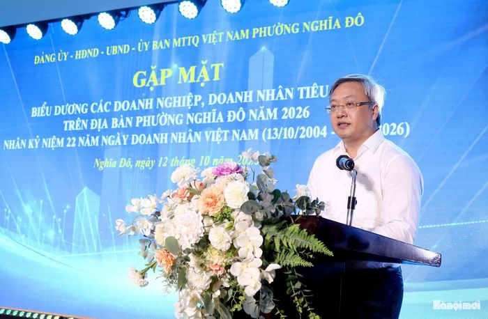 Chủ tịch UBND phường Nghĩa Đô Đỗ Việt Hưng phát biểu tại cuộc gặp mặt. Ảnh: MT