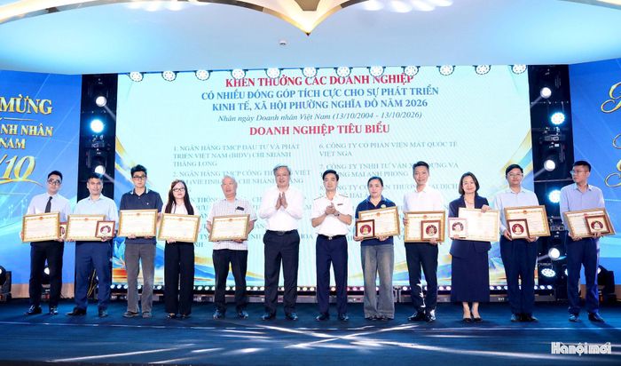60 doanh nghiệp, hộ kinh doanh tiêu biểu phường Nghĩa Đô được biểu dương tại cuộc gặp mặt. Ảnh: MT