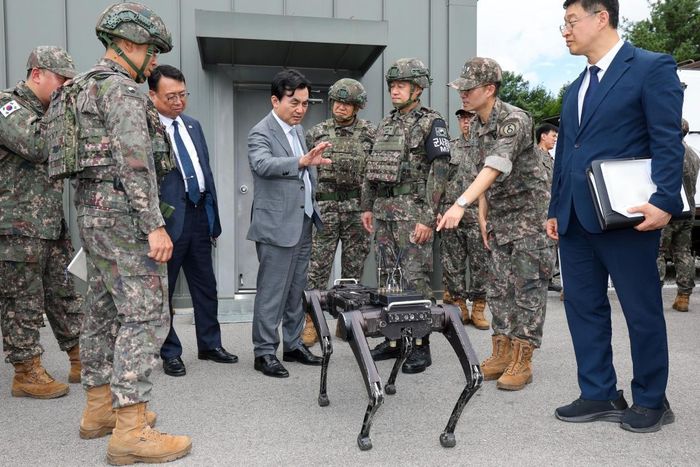 Bộ trưởng Quốc phòng Hàn Quốc Ahn Gyu-baek quan sát màn trình diễn của robot có chân trong chuyến thăm trung tâm điều hành an ninh và giám sát dựa trên trí tuệ nhân tạo (AI). Ảnh: Trang thông tin Chính phủ Hàn Quốc