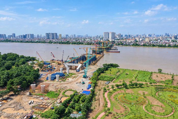 Các dự án cầu vượt sông Hồng đang được tập trung đẩy nhanh tiến độ, hướng tới hoàn thành trong năm 2027. Ảnh: Phạm Hùng