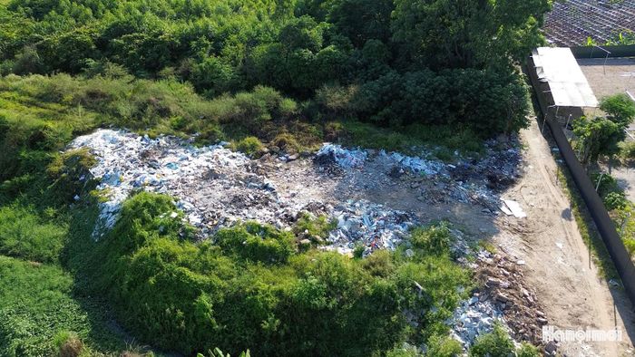 Đáng chú khu đất liền kề phía bên cạnh cũng đang bị đổ phế thải. Ảnh: Thành Công