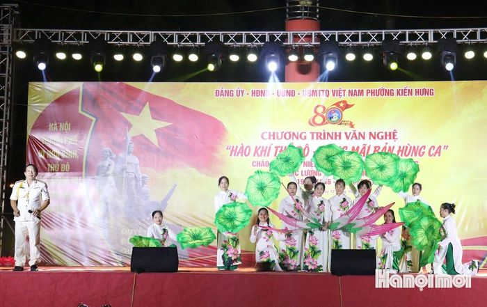 Các tiết mục văn nghệ ca ngợi Chủ tịch Hồ Chí Minh, thể hiện lòng biết ơn đối với các thế hệ cha anh. Ảnh: Tuấn Điệp
