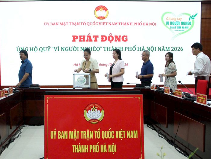 Các cán bộ, nhân viên cơ quan Ủy ban MTTQ Việt Nam thành phố Hà Nội ủng hộ Quỹ. Ảnh: Lê Phương