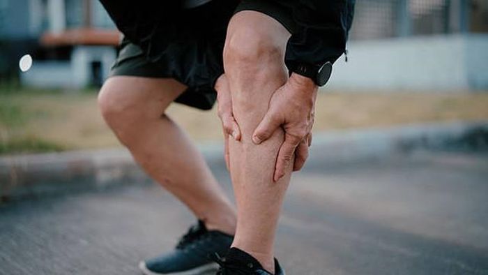Sau tuổi 60, dù duy trì thói quen đi bộ hằng ngày, người cao tuổi vẫn cần chú ý nếu nhận thấy các dấu hiệu đôi chân yếu dần và đau mỏi bất thường. Ảnh minh họa: iStock