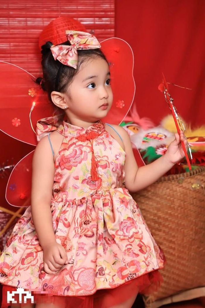 Bé Lisa có năng khiếu nhảy múa thừa hưởng gen từ gia đình.