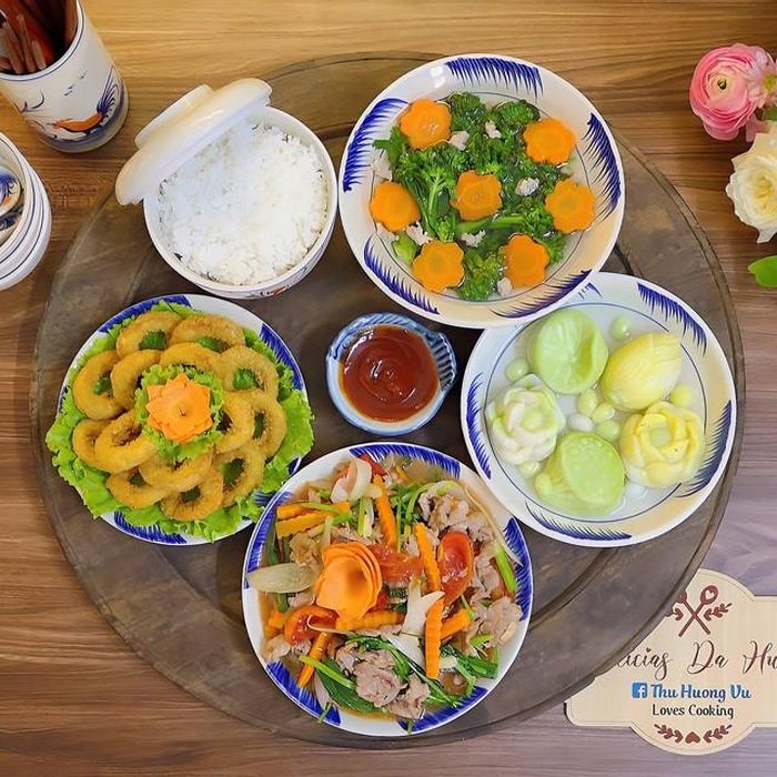 Thịt bò xào rau củ, mực tẩm bột, canh cải thịt, thạch tráng miệng.