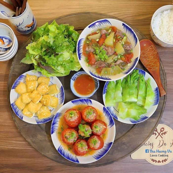 Thịt nhồi sốt cà chua, đậu rán, canh xương hầm dưa chua, mầm đá luộc.