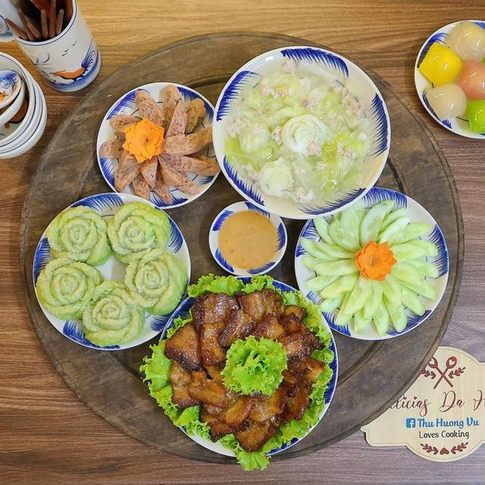 Thịt rang cháy cạnh, nem chua, canh bắp cải thịt bằm, dưa chuột, xôi lá nếp cuộn hình hoa.