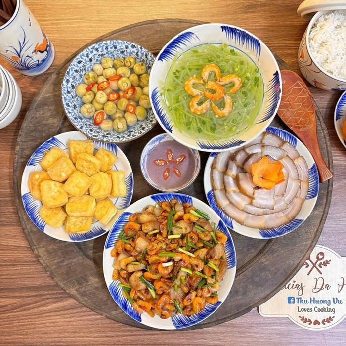 Tôm rang, thịt luộc, đậu rán, canh tôm bầu.