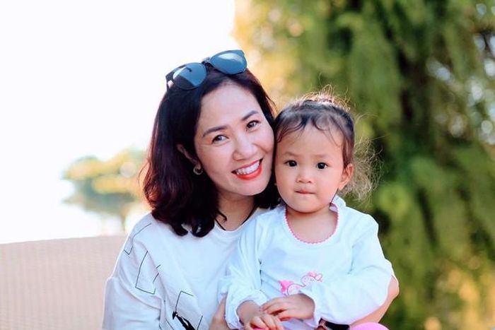 Bún (lúc nhỏ) bên bố mẹ là NSƯT Nguyệt Hằng và diễn viên Anh Tuấn.