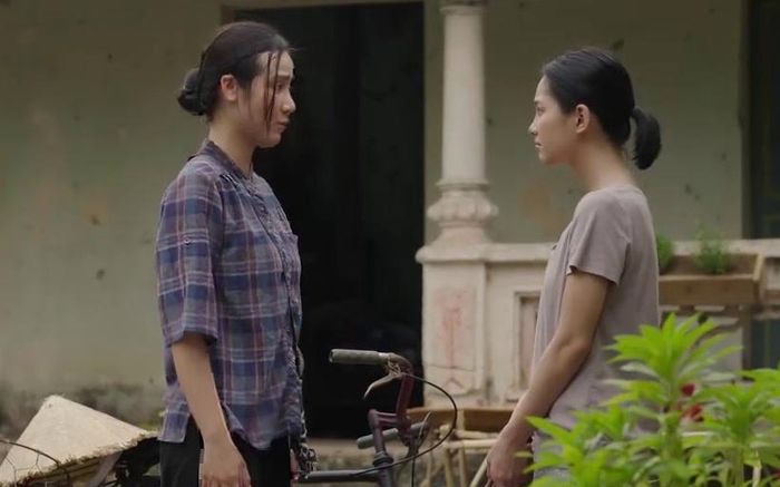 Hạnh vui mừng khi con gái được chọn đi thi học sinh giỏi Văn. Ảnh VTV