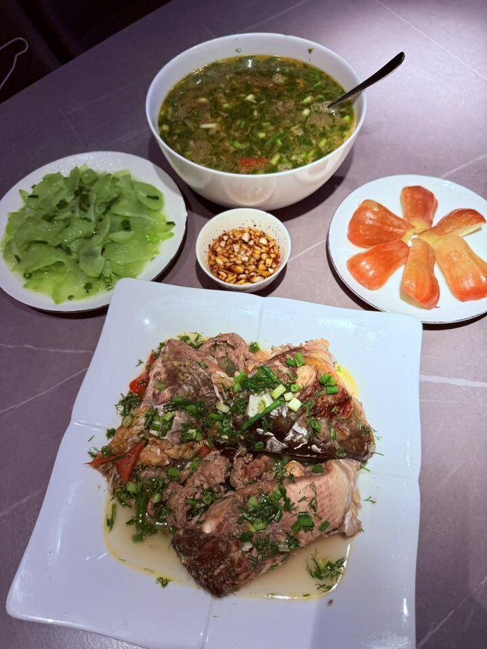 Mỗi món ăn được trình bày gọn gàng, hài hòa màu sắc, cho thấy bàn tay chăm chút và gu thẩm mỹ tinh tế của người nấu. Không chỉ là chuyện bếp núc, đó là cách Minh Hương thể hiện tình yêu thương và gìn giữ giá trị gia đình qua từng bữa cơm nhỏ.