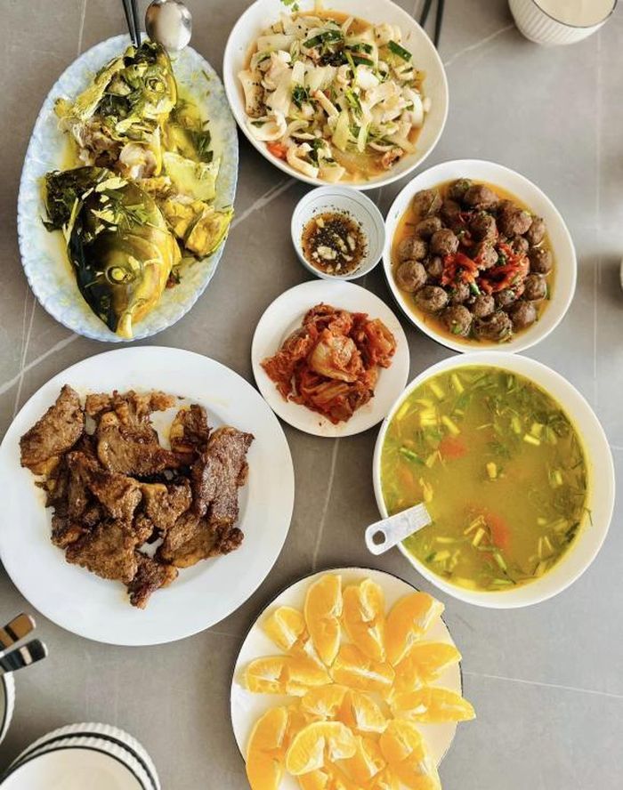 Cá sốt cà chua, đậu chiên, canh cua, cánh gà chiên... là những món sở trường của nữ diễn viên.