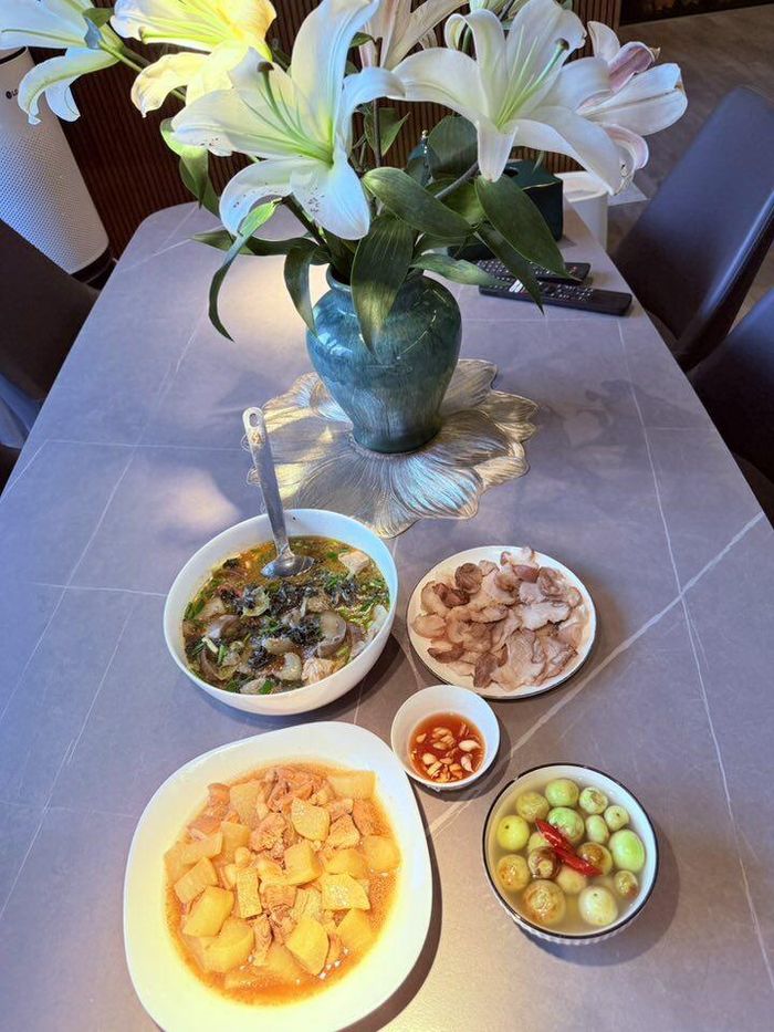 Một điều đặc biệt không thể không nhắc tới là không gian bữa ăn. Trên bàn ăn của Minh Hương luôn hiện diện những bình hoa tươi rực rỡ – khi là cúc họa mi, lúc lại là hoa ly, hoa cúc vàng hay cẩm tú cầu. Những đóa hoa ấy như làm mềm đi những lo toan bộn bề, thắp lên nét nữ tính, thanh nhã giữa một người phụ nữ tưởng như “sắt đá” trong bộ quân phục công an.