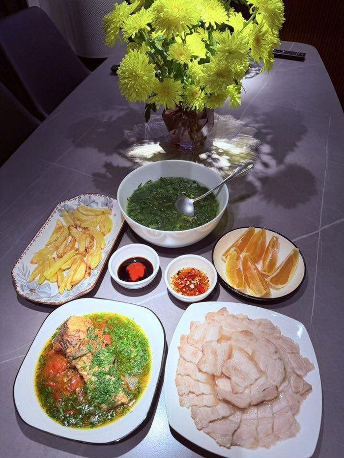 Một thực đơn đẹp mắt: Thịt luộc thái lát, cá sốt cà chua, khoai tây chiên giòn, canh rau mồng tơi và cam tráng miệng. Ngay cả những loại nước chấm ăn kèm giúp tăng hương vị cũng thể hiện sự chỉn chu trong từng chi tiết nhỏ.