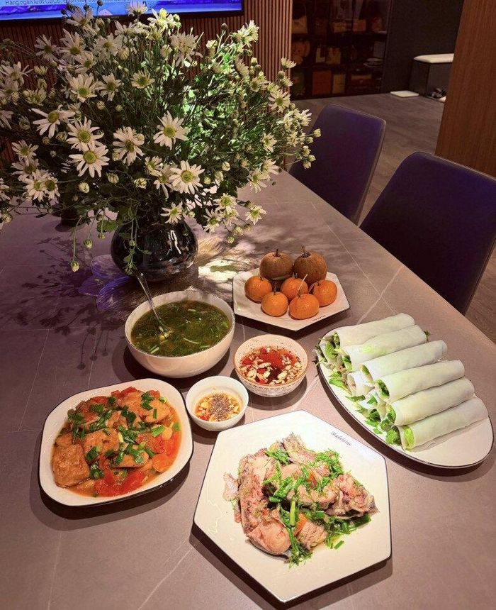 Một bữa cơm tròn vị và đẹp mắt gồm: Đậu phụ nhồi thịt sốt cà chua, canh cá nấu chua, phở cuốn chấm nước mắm tỏi ớt và tráng miệng bằng quýt ngọt mát. Đơn giản nhưng tinh tế, thể hiện rõ bàn tay đảm đang của người phụ nữ yêu bếp.