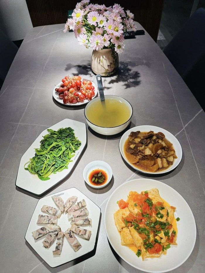 Cô tự nhận mình "nặng khâu trình bày". Nữ diễn viên thổ lộ mình thích bày biện, chụp ảnh và cho rằng cơm như thế này ai cũng làm được hết.