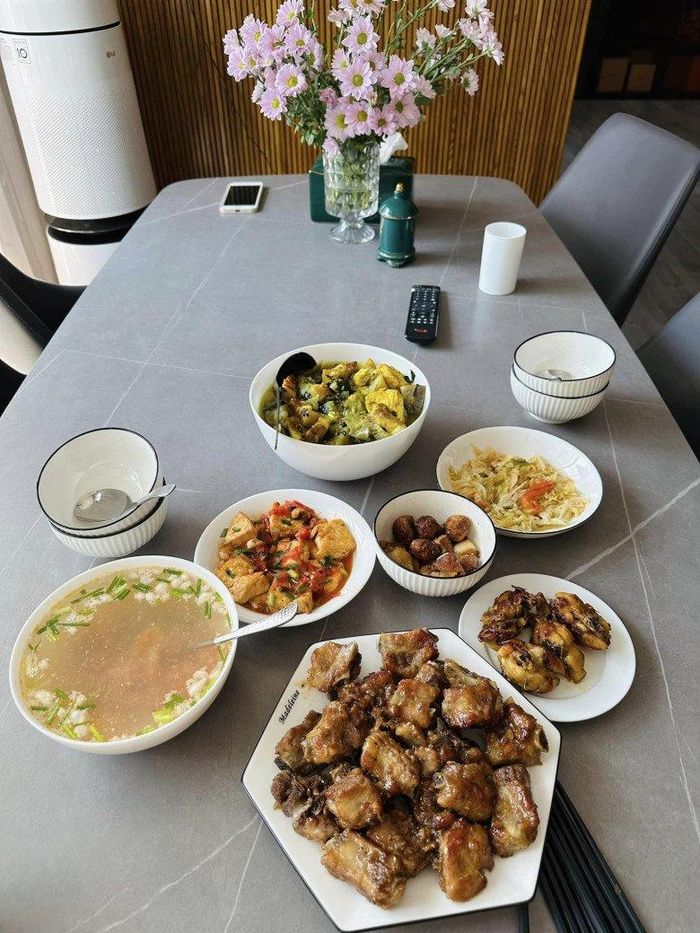 Những bữa cơm của nữ diễn viên đều là món ăn đậm chất Việt, cách chế biến không quá cầu kỳ nhưng ngon mắt, "tốn cơm".