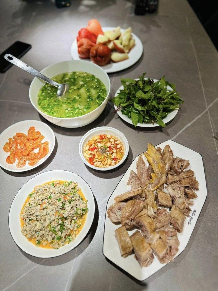 Có thể thấy nhiều món hấp dẫn trong bữa ăn của gia đình Minh Hương như thịt quay, thịt kho củ cải, mực xào, cá kho, canh cua, thịt vịt, đậu sốt cà chua, giò thủ, canh cà bung, hến xào rau răm, gà kho gừng...
