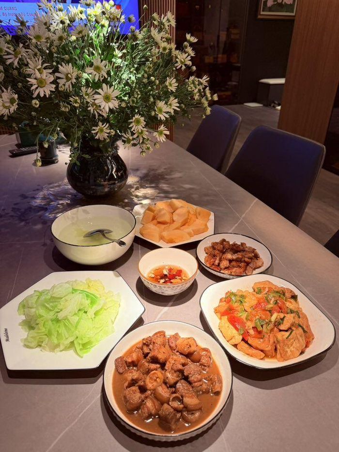 Mâm cơm chan chứa yêu thương với thịt kho tiêu đậm đà, bắp cải luộc thanh mát, đậu phụ sốt cà chua... Mỗi món ăn như một lời nhắn nhủ yêu thương đến người mẹ của mình, như chính lời tâm sự của Minh Hương: "Hương vị yêu thương mẹ để lại trong từng bữa cơm con vẫn giữ gìn..."