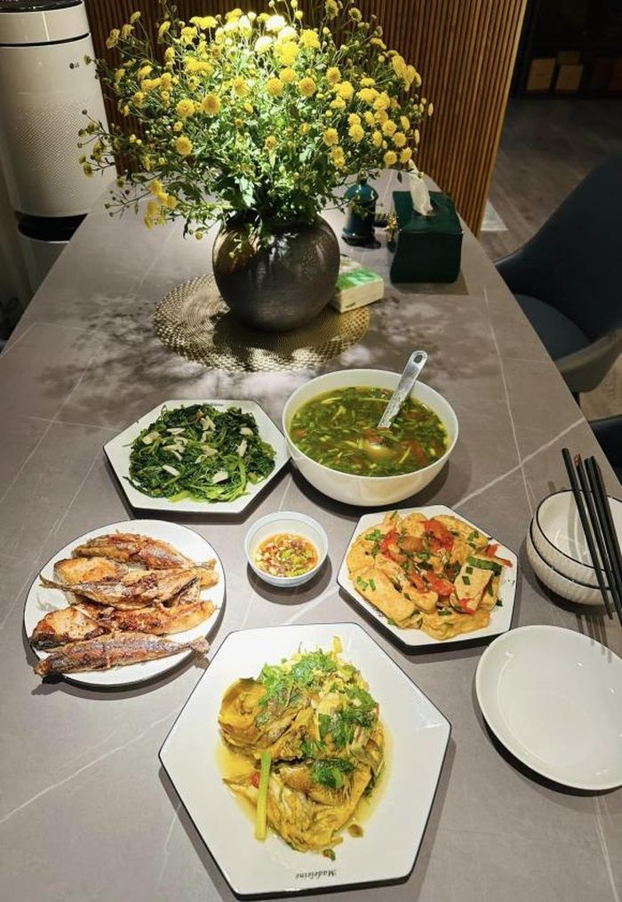 Mâm cơm gia đình cô luôn đầy đặn, ấm cúng, đủ dưỡng chất và được bày biện đẹp mắt.