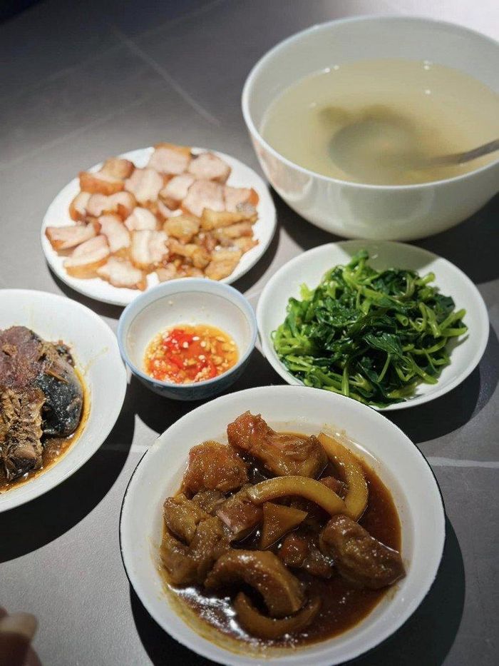 Mỹ nhân 8x bày tỏ với bạn bè rằng chỉ cần có món thịt kho và cá kho là đã thấy ngon "quên sầu", "chén bay 3 bát cơm sau nhịn luôn 3 ngày".