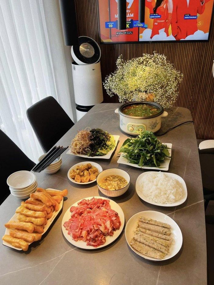 Bên cạnh những bữa cơm, thi thoảng nữ BTV xinh đẹp còn "đổi gió" cho gia đình với nồi lẩu ngon để cùng nhâm nhi.