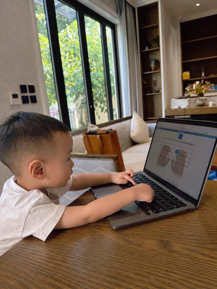 Phương Oanh khoe con trai, con gái thể hiện tính cách riêng. Nếu Jimmy mê máy tính và công nghệ thì con gái Jenny lại thích truyện tranh.