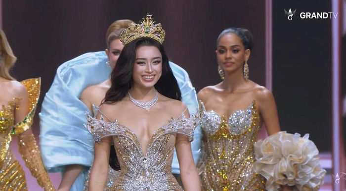 Trước đó, hành trình tại Miss Grand International 2026 của người đẹp Việt Nam Emoura Phạm đã khép lại với ngôi vị á hậu 4. Trong đêm chung kết, Emoura Phạm để lại nhiều ấn tượng qua các màn trình diễn bikini, hùng biện, và phần thi ứng xử. Emoura Phạm lần lượt được gọi tên vào top 25, top 11, top 5.