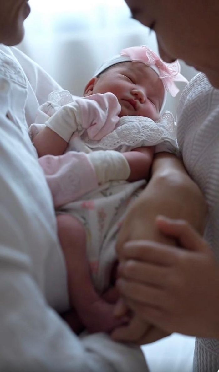 Thúy Diễm cho biết ông xã Lương Thế Thành và con trai Bảo Bảo mê đắm bé Rosie mới chào đời đến mức không muốn rời.