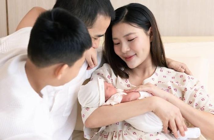 Vài ngày sau khi sinh con gái Rosie, Thúy Diễm cho biết sức khỏe của cô dần ổn định. Cô hạnh phúc vì con gái chào đời khỏe mạnh, xinh xắn, giống hệt anh trai Bảo Bảo lúc nhỏ và thừa hưởng những nét đẹp của cả bố lẫn mẹ.