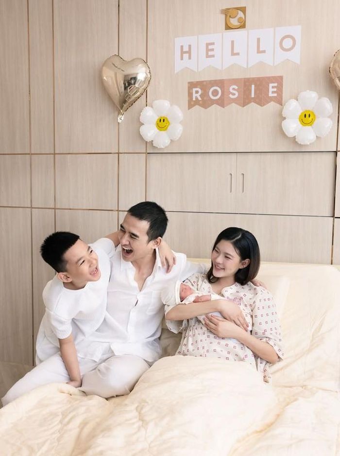 "Rosie có gương mặt rất giống ba, nhất là cái mũi, còn hai má lúm đồng tiền y hệt mẹ", nữ diễn viên tiết lộ.